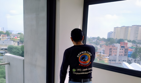 Aplicación final de pintura en interiores corporativos