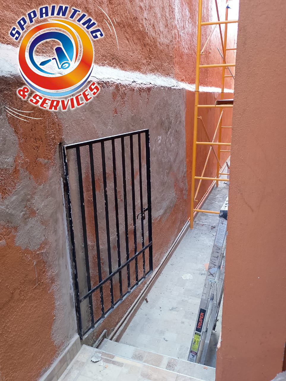 Pintor aplicando recubrimiento con rodillo profesional