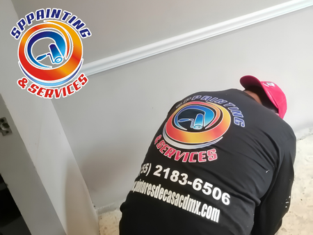 Pintores de casas aplicando recubrimiento exterior