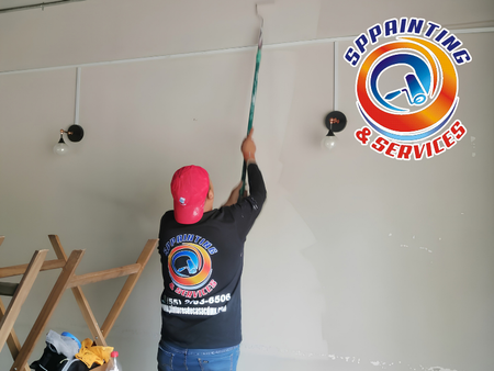 Pintores de casas preparando muros de fachada