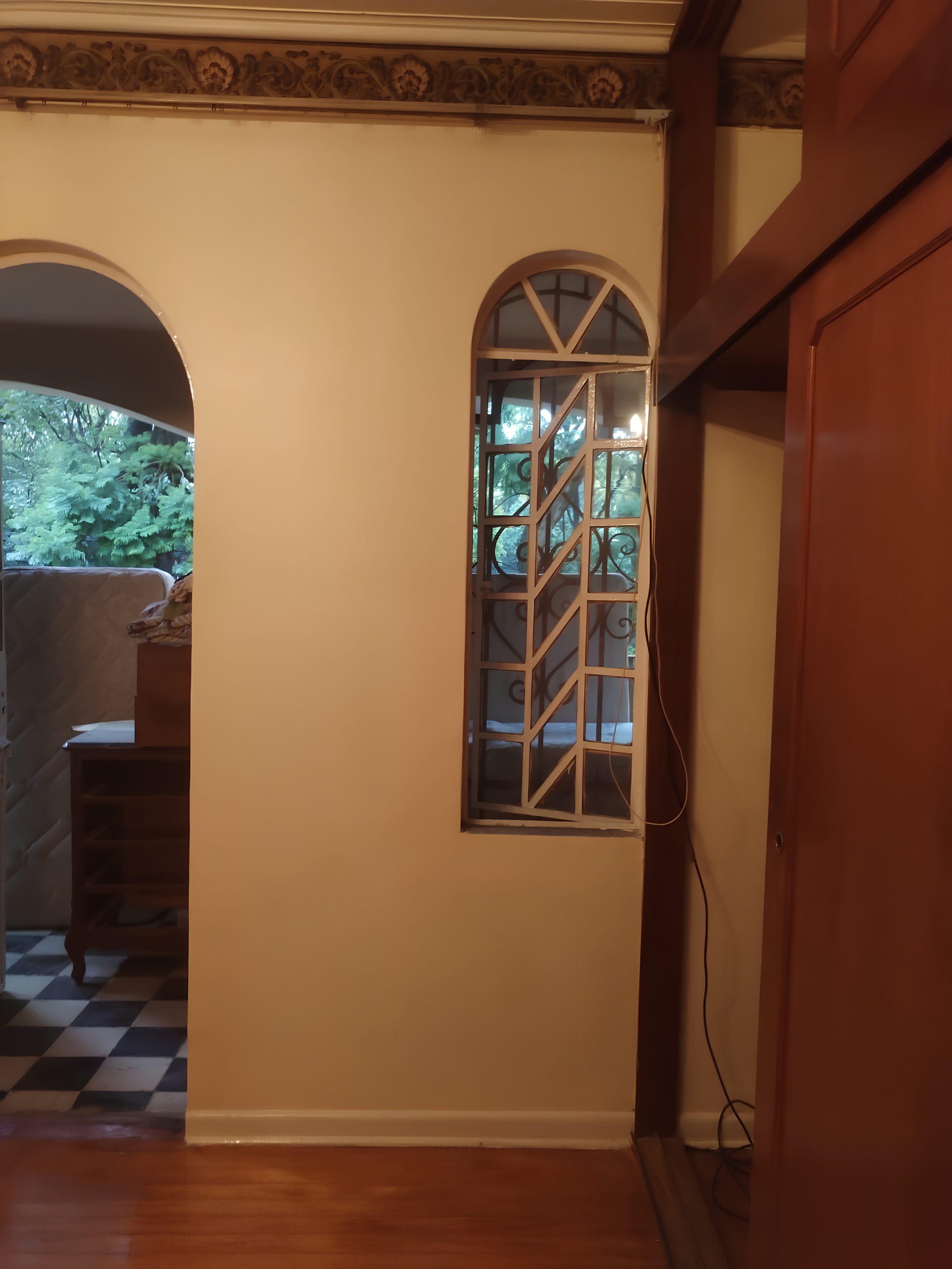 Pintor aplicando recubrimiento con rodillo profesional