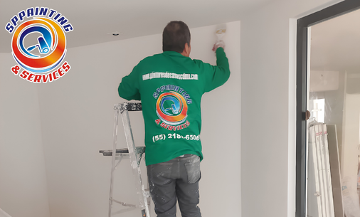 Pintores de casas preparando base sobre acabados anteriores